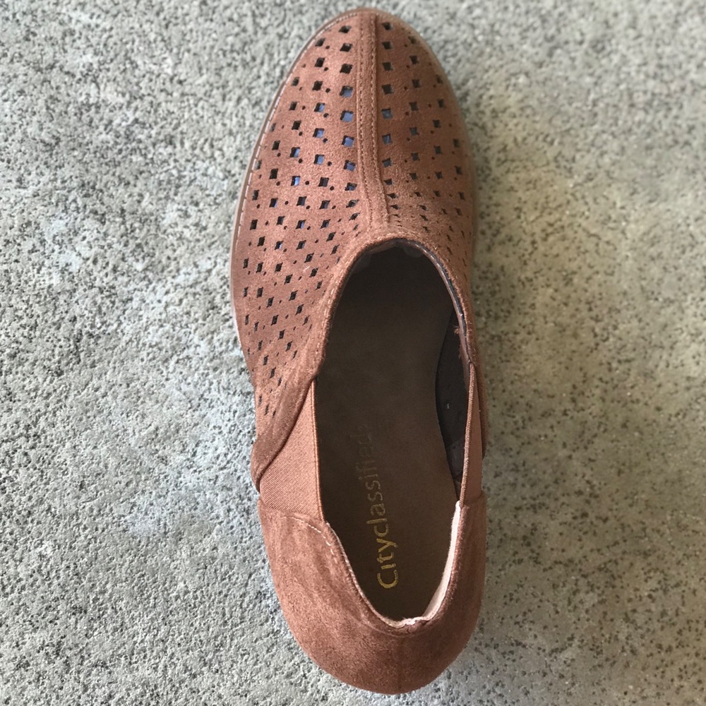 1LEFT! City Cognac Brown stacked Heel V Cut Bootie - Picture 4 of 5